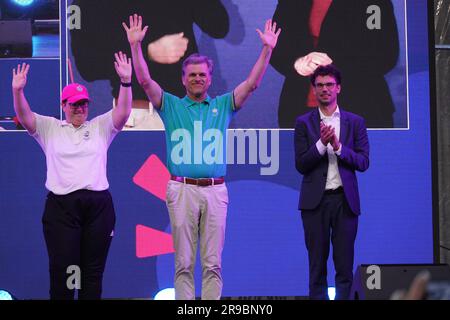 Berlino, Germania. 25 giugno 2023. Timothy Shriver (C), presidente del Consiglio di amministrazione internazionale delle Olimpiadi speciali, ondata agli spettatori durante la cerimonia di chiusura dei Giochi mondiali delle Olimpiadi speciali 2023 a Berlino, Germania, 25 giugno 2023. Crediti: Liu Yang/Xinhua/Alamy Live News Foto Stock