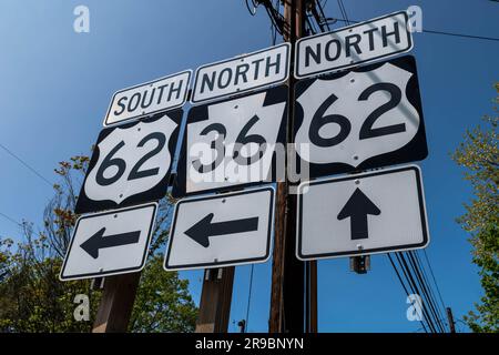 Segnali stradali direzionali per le State Route 62 e 36 a Tionesta, Pennsylvania, USA in un soleggiato giorno primaverile Foto Stock