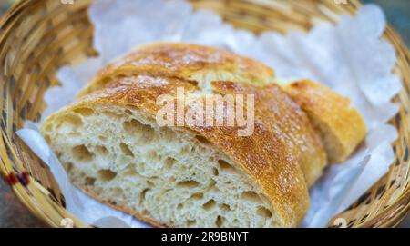 Primo piano di pane integrale fresco croccante e saporito in un cestino Foto Stock