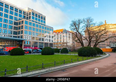 Berlino, Germania - 20 DEC 2021: Unter den Linden è un viale nel quartiere centrale di Mitte di Berlino, la capitale della Germania. Foto Stock