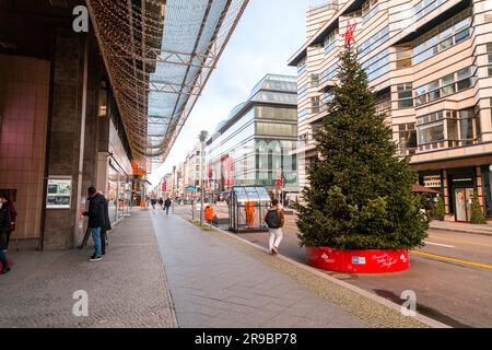 Berlino, Germania - 20 DEC 2021: Unter den Linden è un viale nel quartiere centrale di Mitte di Berlino, la capitale della Germania. Foto Stock