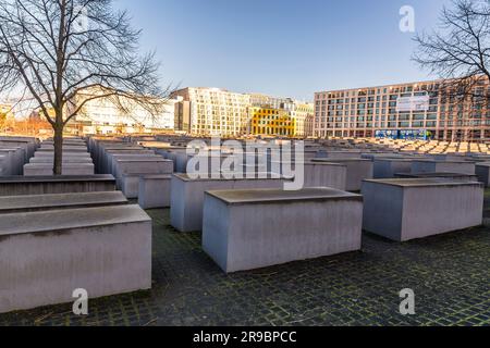 Berlino, Germania - 20 dicembre 2021: Il Memoriale dell'Olocausto è un memoriale a Berlino dedicato alle vittime ebraiche dell'Olocausto, progettato dall'architetto Peter Eise Foto Stock