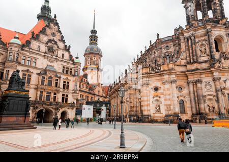 Dresda, Germania - 19 dicembre 2021: Vista esterna della Cattedrale della Santissima Trinità, Katolische Hofkirche nel centro storico di Dresda, Germania. Foto Stock