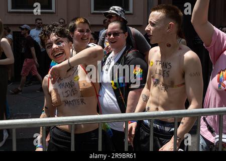 New York, USA. 25 giugno 2023. Migliaia di festaioli hanno sfilato per le strade per la Pride Parade del 2023 a New York, New York, il 25 giugno 2023. (Foto di Gabriele Holtermann/Sipa USA) credito: SIPA USA/Alamy Live News Foto Stock