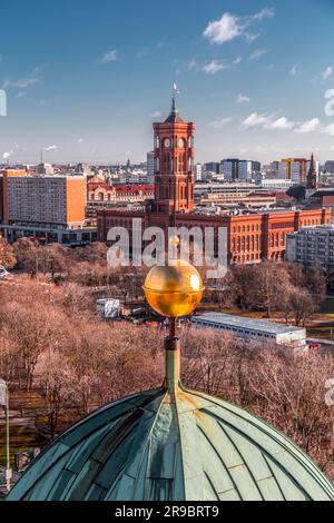 Berlino, Germania - 20 dicembre 2021: Veduta aerea di Berlino, la capitale tedesca dalla cupola della cattedrale di Berlino. Rotes Rathaus o il Municipio Rosso in Foto Stock