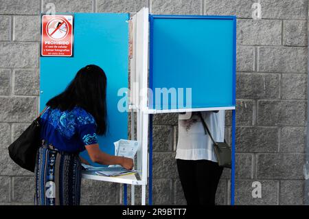 Guatemala City, Guatemala. 25 giugno 2023. La gente vota in un seggio elettorale a città del Guatemala, Guatemala, 25 giugno 2023. I seggi elettorali hanno aperto domenica in Guatemala per le elezioni generali per scegliere il prossimo presidente, i membri del Congresso, i sindaci locali e i rappresentanti del Parlamento centroamericano. Crediti: Ulises Rodr¨ªguez/Xinhua/Alamy Live News Foto Stock