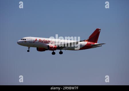 Avianca Airbus 320, N862AV, atterraggio all'aeroporto Pearson di Toronto, pista 05L Foto Stock