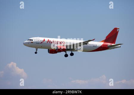 Avianca Airbus 320, N862AV, atterraggio all'aeroporto Pearson di Toronto, pista 05L Foto Stock