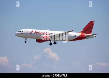 Avianca Airbus 320, N862AV, atterraggio all'aeroporto Pearson di Toronto, pista 05L Foto Stock