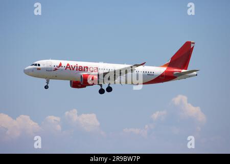 Avianca Airbus 320, N862AV, atterraggio all'aeroporto Pearson di Toronto, pista 05L Foto Stock