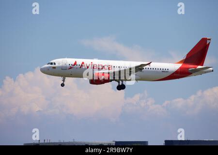 Avianca Airbus 320, N862AV, atterraggio all'aeroporto Pearson di Toronto, pista 05L Foto Stock