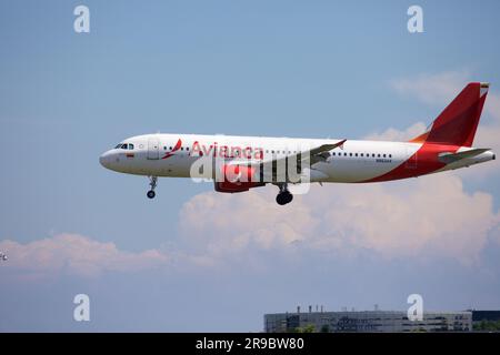 Avianca Airbus 320, N862AV, atterraggio all'aeroporto Pearson di Toronto, pista 05L Foto Stock