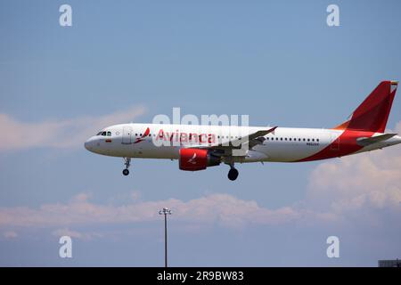 Avianca Airbus 320, N862AV, atterraggio all'aeroporto Pearson di Toronto, pista 05L Foto Stock