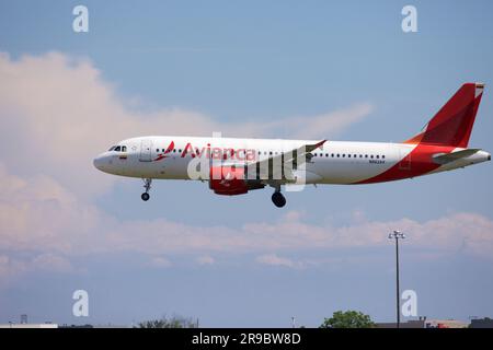 Avianca Airbus 320, N862AV, atterraggio all'aeroporto Pearson di Toronto, pista 05L Foto Stock