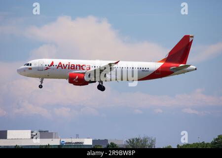 Avianca Airbus 320, N862AV, atterraggio all'aeroporto Pearson di Toronto, pista 05L Foto Stock