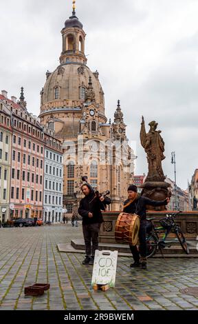 Dresda, Germania - 19 dicembre 2021: Due musicisti di strada si esibiscono al Neumarkt, la piazza principale della città vecchia di Dresda, Sassonia, Germania. Foto Stock