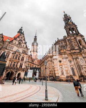 Dresda, Germania - 19 dicembre 2021: Vista esterna della Cattedrale della Santissima Trinità, Katolische Hofkirche nel centro storico di Dresda, Germania. Foto Stock