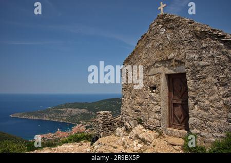 Piccola chiesa medievale in pietra sulla cima della collina con splendida vista sulla costa adriatica Foto Stock