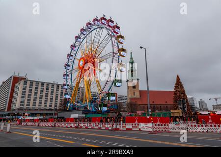 Berlino, Germania - 21 dicembre 2021: Ruota panoramica nel mercatino di Natale di Alexanderplatz a Berlino, Germania. Foto Stock