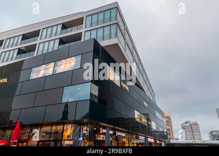 Berlino, Germania - 21 dicembre 2021: Alexanderplatz è una grande piazza pubblica e hub dei trasporti nel quartiere centrale di Mitte a Berlino. Prende il nome dalla Rus' Foto Stock