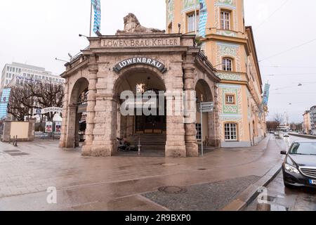 Monaco di Baviera, Germania - 24 dicembre 2021: Lowenbraukeller è una birreria e un centro eventi situato a Maxvorstadt, Monaco, Baviera, Germania. Foto Stock