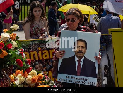 Un manifestante porta con sé una foto del membro della People's Mojahedin Organization of Iran (PMOI) Ali Mostashari fuori dalla Casa Bianca a Washington DC il 24 giugno 2023. Il quartier generale del PMOI a Camp Ashraf 3, Albania, è stato razziato dalla polizia albanese il 20 giugno 2023 a seguito delle accuse che il gruppo di opposizione ha lanciato attacchi informatici contro potenze straniere e ha violato i termini del suo asilo. Mostashari è stato ucciso durante il raid. (Foto di Collin Mayfield/Sipa USA) credito: SIPA USA/Alamy Live News Foto Stock