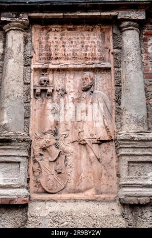 Scrittura in pietra medievale e incisioni all'esterno della Frauenkirche a Monaco di Baviera, Germania Foto Stock