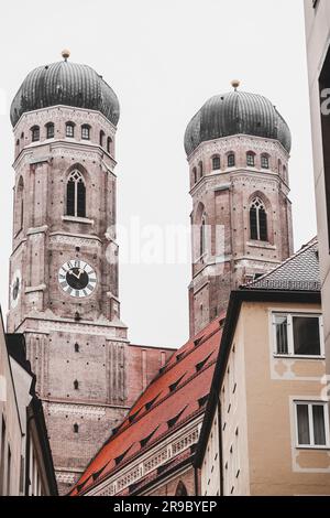 Torri di Frauenkirche, Cattedrale di nostra Signora a Monaco, Baviera, Germania. La struttura è l'edificio più iconico di Monaco. Foto Stock