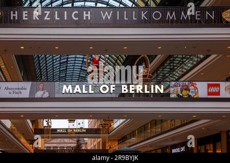 Berlino, Germania - 21 dicembre 2021: Il LP12 Mall di Berlino, o semplicemente Mall of Berlin, è un centro commerciale situato in Leipziger Street, Berlino, Germania Foto Stock