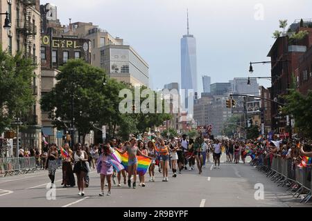 New York. 25 giugno 2023. New York, USA, 25 giugno 2023 - migliaia di persone hanno partecipato alla sfilata annuale del 53° Pride March di NYC lungo la Fifth Avenue, New York, NY, 25 giugno 2023. Presso la sede delle Nazioni Unite a New York. Crediti: Luiz Rampelotto/EuropaNewswire/dpa/Alamy Live News Foto Stock