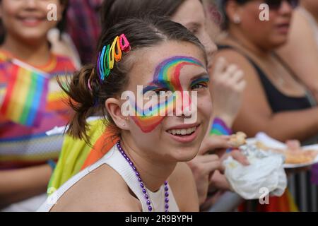 New York. 25 giugno 2023. New York, USA, 25 giugno 2023 - migliaia di persone hanno partecipato alla sfilata annuale del 53° Pride March di NYC lungo la Fifth Avenue, New York, NY, 25 giugno 2023. Presso la sede delle Nazioni Unite a New York. Crediti: Luiz Rampelotto/EuropaNewswire/dpa/Alamy Live News Foto Stock