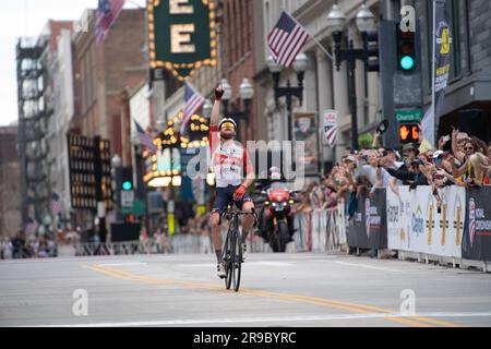 USA Cycling's Road Race National Championships, Knoxville, Tennessee, USA. 25 giugno 2023. Quinn Simmons della squadra ciclistica Trek-Segafredo festeggia vincendo la gara maschile su strada. Crediti: Casey B. Gibson/Alamy Live News Foto Stock