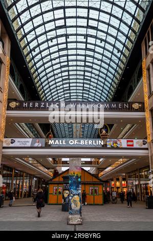 Berlino, Germania - 21 dicembre 2021: Il LP12 Mall di Berlino, o semplicemente Mall of Berlin, è un centro commerciale situato in Leipziger Street, Berlino, Germania Foto Stock