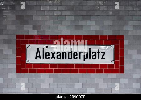 Alexanderplatz è alla stazione della metropolitana Alexanderplatz a Berlino, Germania Foto Stock