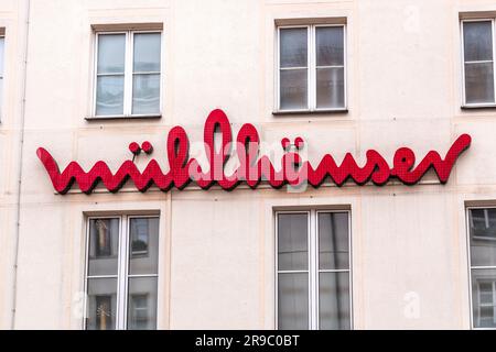 Monaco di Baviera, Germania - 23 dicembre 2021: Logo e cartellonistica del marchio di moda Muelhaeuser a Monaco di Baviera, Germania. Foto Stock