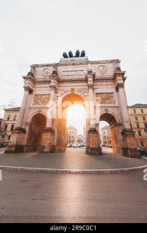 Il Siegestor, la porta della Vittoria di Monaco, è un arco commemorativo a tre archi, coronato da una statua della Baviera con una quadriga di leoni. Foto Stock