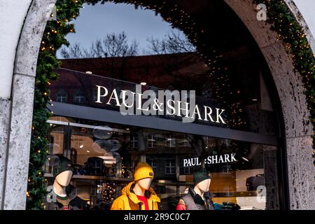 Monaco di Baviera, Germania - DEC 26, 2021: Cartellone e negozio davanti alla filiale di Monaco del marchio di abbigliamento Paul & Shark a Frauenplatz, Monaco di Baviera, Germania. Foto Stock