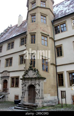 Torre con portale scolpito dell'edificio rinascimentale del Vecchio Ginnasio, costruito nel 1589, Rothenburg ob der Tauber, Germania Foto Stock