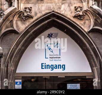 Monaco di Baviera, Germania - 26 dicembre 2021: Ingresso dell'unità di vaccinazione del Centro Vaccionazione Bavarese a Marienplatz, Monaco di Baviera, Germania. Foto Stock