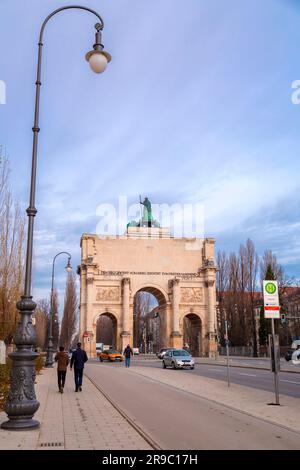 Monaco di Baviera, Germania - 23 dicembre 2021: Il Siegestor, la porta della Vittoria di Monaco è un arco commemorativo a tre archi, coronato da una statua della Baviera con Foto Stock