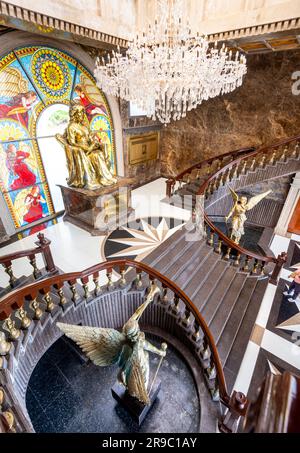 Le grandi e opulente scale conducono ad una grande immagine in bronzo di Leah sulla cima di una base di marmo. Costruito nel 2012, simbolico del suo amore per lei dopo la sua morte, da h Foto Stock