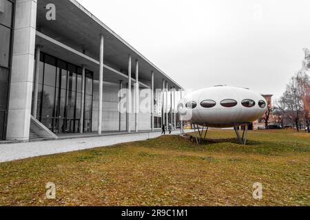 Monaco di Baviera, Germania - 23 dicembre 2021: Un prototipo di una casa futura del 1968 si trova a Monaco di Baviera vicino al Pinakothek der moderne. Futurista a forma di UFO Foto Stock