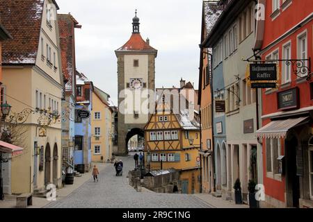 Plönlein con Kobolzeller Steige e Spitalgasse, punto di riferimento nella città vecchia, vista nel pomeriggio invernale senza neve, Rothenburg ob der Tauber, Germania Foto Stock