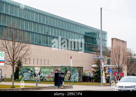 Monaco di Baviera, Germania - 23 dicembre 2021: Facciata della nuova Pinacoteca, museo di arte moderna di Monaco, Baviera, Germania. Foto Stock