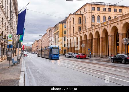 Monaco di Baviera, Germania - 25 dicembre 2021: Tram elettrico a Monaco di Baviera, Germania. Foto Stock