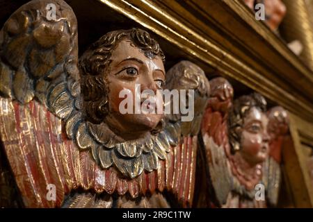 Facce Cherubiche sulla pala d'altare del XVII secolo nella Cappella di San Giovanni Battista dello scultore galiziano Mateo de Prado nella Catedral de Santa Mar Foto Stock