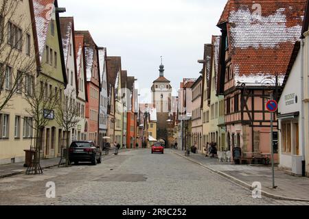 Galgengasse, Gallows Alley, strada medievale nella città vecchia, vista verso la Torre Bianca, nel pomeriggio d'inverno, Rothenburg ob der Tauber, Germania Foto Stock