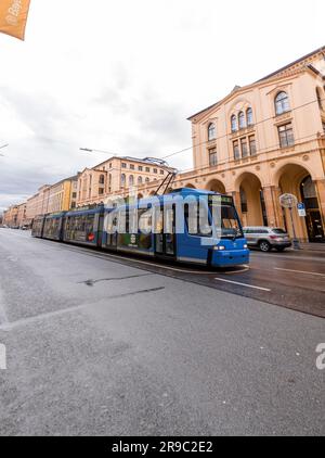 Monaco di Baviera, Germania - 25 dicembre 2021: Tram elettrico a Monaco di Baviera, Germania. Foto Stock