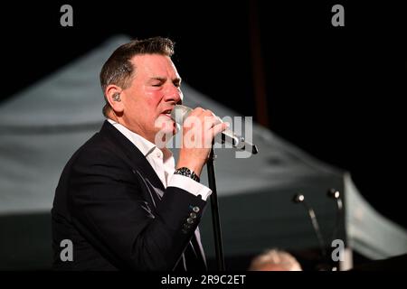 Roma, Israele. 25 giugno 2023. Tony Hadley è MAD ABOUT YOU - con LA FAVOLOSA BAND TH, al Teatro Romano di Ostia Antica, il 25 giugno 2023, a Roma, Italia. (Foto di Domenico Cippitelli/NurPhoto) credito: NurPhoto SRL/Alamy Live News Foto Stock