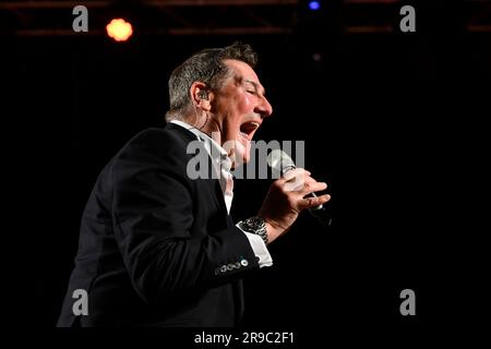 Roma, Israele. 25 giugno 2023. Tony Hadley è MAD ABOUT YOU - con LA FAVOLOSA BAND TH, al Teatro Romano di Ostia Antica, il 25 giugno 2023, a Roma, Italia. (Foto di Domenico Cippitelli/NurPhoto) credito: NurPhoto SRL/Alamy Live News Foto Stock